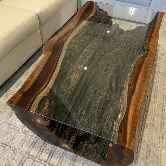 O design orgânico é o segredo para humanizar projetos de alto padrão sem perder o prestígio.

Em um projeto de luxo, a mesa de centro não é apenas um apoio, mas o ponto focal que conecta texturas e formas.

A fluidez das linhas curvas aliada à densidade da madeira maciça cria um equilíbrio visual que o mobiliário industrial jamais consegue replicar.

Para o olhar treinado, a exclusividade está no design autoral: cada veio da madeira conta uma história única, transformando o ambiente em uma galeria particular de arte natural e sustentável.

Qual elemento você considera indispensável para imprimir sofisticação em um living: a forma orgânica ou a nobreza do material? Comente abaixo!

✨ 🪵 📐 ✒️

#ArquiteturaDeLuxo #DesignAutoral #MobiliarioDePrestigio #DecoracaoAltoPadrao #MadeiraMacica #DesignOrganico #InterioresLuxo #Arwo #ArquiteturaBrasileira #MesasDeCentroLuxo